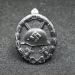 Wound Badge in Black – “93” Richard Simm & Söhne, Gablonz – Maker Marked