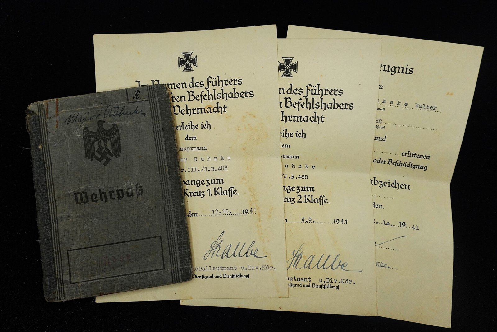 DSC02550 Wehrpass & Award Document Group – Hauptmann d.R. Walter Ruhnke, Infanterie-Regiment 488 - Image 1