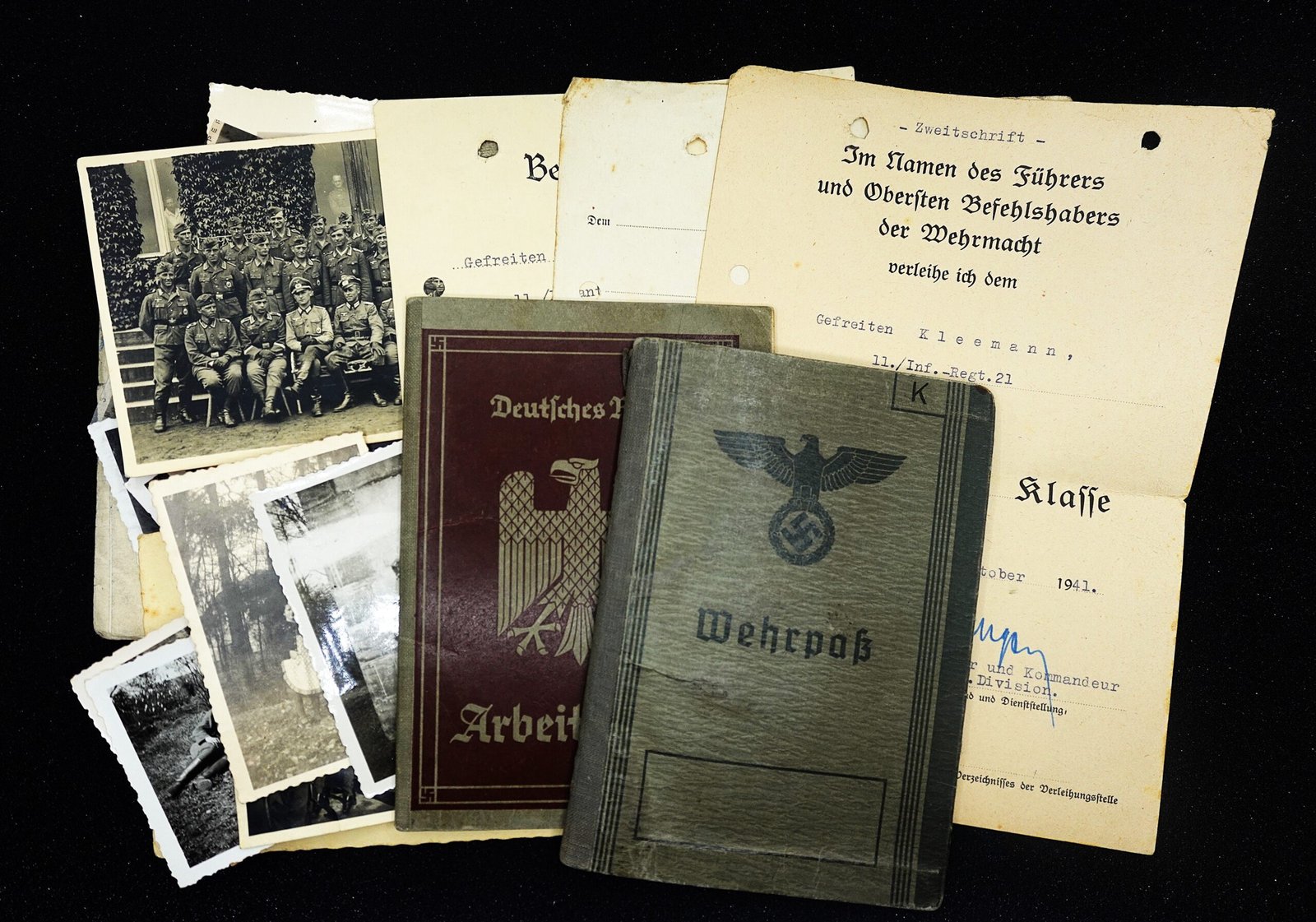 DSC02596 Wehrpass, 3x Award Docs & Photos – Infanterie-Regiment 21 (17. Infanterie-Division) - Image 1