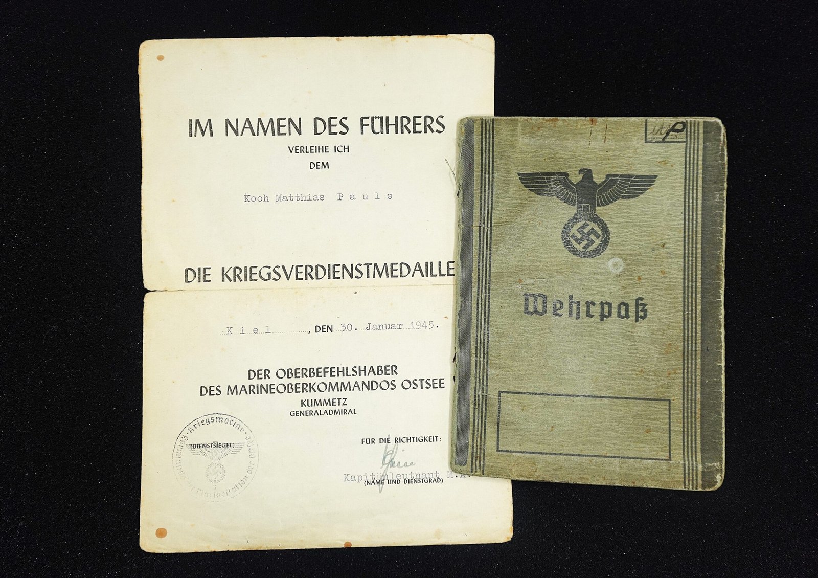 DSC02612 Kriegsverdienstmedaille Award Doc & Wehrpass – Marine-Artilleriearsenal Fahrkrug & Grenadier-Regiment 657 (1945) - Image 1