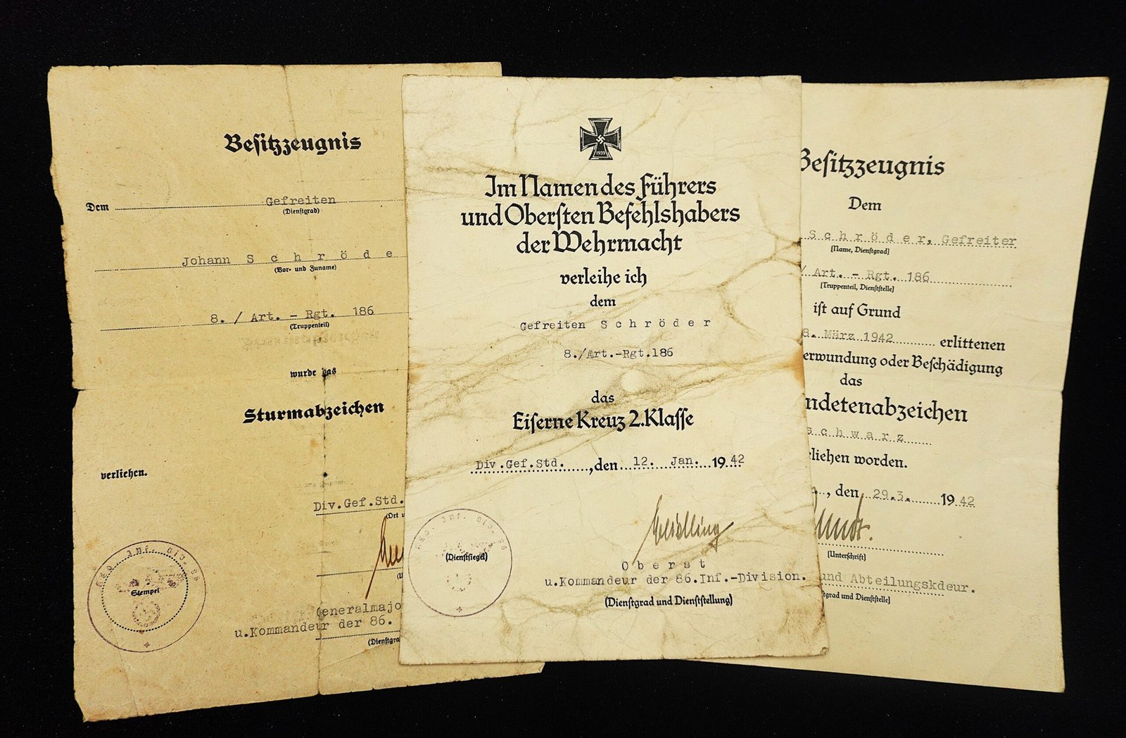 DSC02632 3x Award Docs - Artillerie-Regiment 186 – 86. Infanterie-Division - Image 1