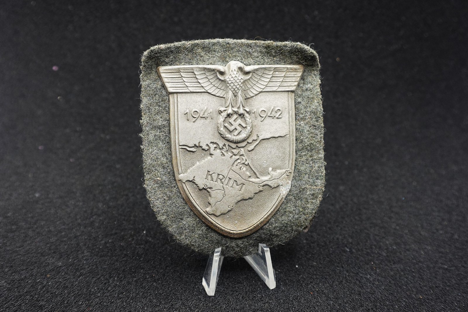 DSC02819 Crimea Shield (Krimschild), 1941–1942 – Zinc with Field-Grey Wool Backing - Image 1