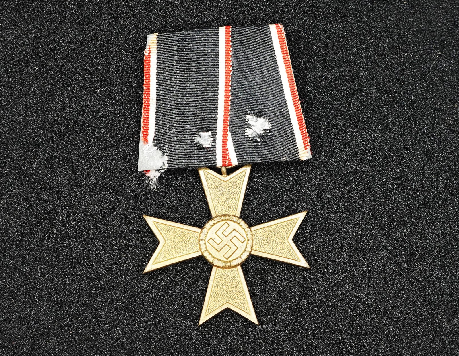 DSC02876 Kriegsverdienstkreuz 2. Klasse 1939 mit Schwertern - Mounted (Einzelspange) - Image 1