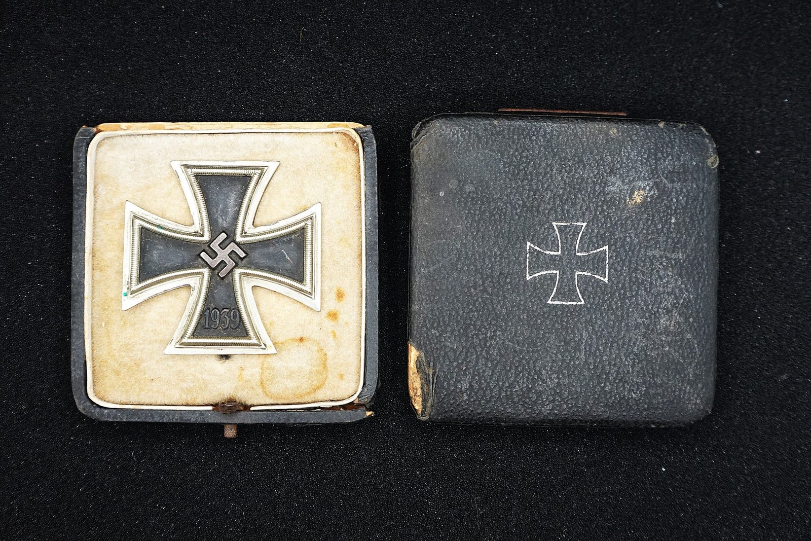 DSC02899 Iron Cross 1st Class 1939 - Unmarked, Engraving “Fw. Maak” - Damaged Case - Image 1