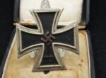 Iron Cross 1st Class 1939 - Unmarked, Engraving “Fw. Maak” - Damaged Case - Image 3