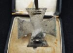 Iron Cross 1st Class 1939 - Unmarked, Engraving “Fw. Maak” - Damaged Case - Image 4