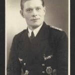 Kriegsmarine Studioportrait - Flottenkriegsabzeichen & Minensucherabzeichen