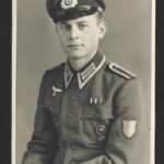 Wehrmacht Studioportrait - Kraftfahrbewährungsabzeichen & Krimschild