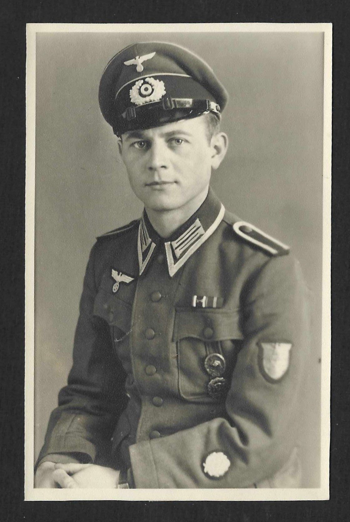 Foto_2026-10-02_135638 Wehrmacht Studioportrait - Kraftfahrbewährungsabzeichen & Krimschild - Image 1