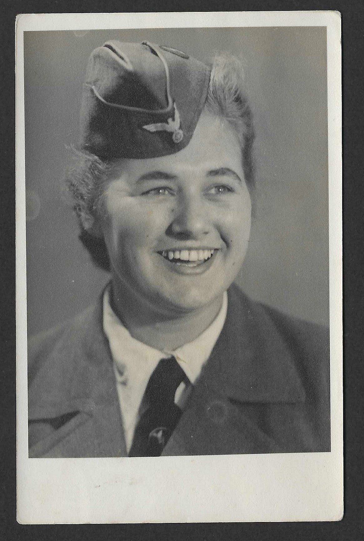 Foto_2026-10-26_110817 Wehrmacht Nachrichtenhelferin Portrait - 1944 - Image 1